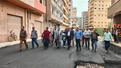 محافظ البحيرة يتفقد أعمال رصف شارع مصرف ٥٢ بدمنهور