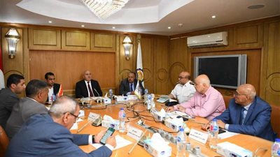 محافظ قنا يبحث بدء التشغيل التجريبي لمشروعات المرحلة الأولى من 