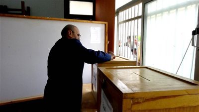 رئيس جامعة المنيا يدلي بصوته في انتخابات نقابة العاملين بالجامعة