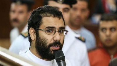 مصدر أمنى علاء عبدالفتاح ليس مُضربًا عن الطعام 