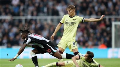 نيوكاسل يعقد مهمة آرسنال ويهدى توتنهام مقعدًا أوروبيًا 