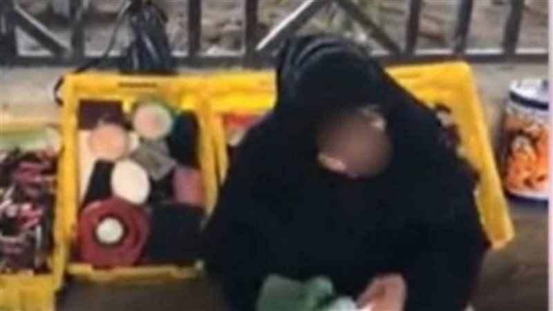 فتاة بالترويج لبيع