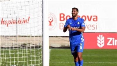 لاعب الأهلي مهدد بالجلوس في المنزل.. أزمة اللاعبين المحترفين في أوروبا 