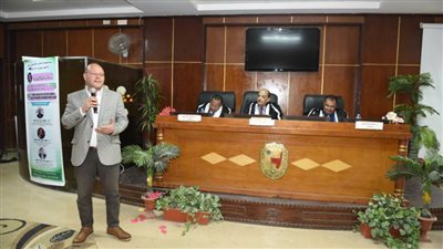 جامعة سوهاج تناقش المشاريع البحثية لطلاب الماجستير المهني