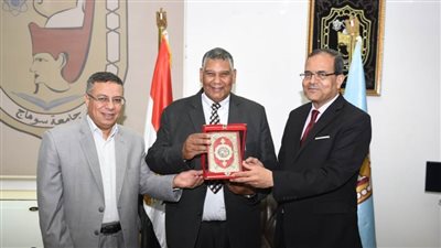 رئيس جامعة سوهاج يكرم موظفا بالإدارة الهندسية لبلوغه السن القانونية