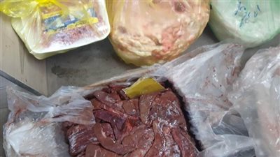 ضبط لحوم مجمدة ومواد غذائية ومبيدات منتهية الصلاحية في حملة بالبحيرة