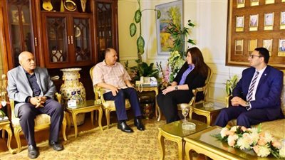  محافظ أسيوط يلتقي وفد شركة أسمنت أسيوط لبحث سبل تفعيل المشاركة المجتمعية