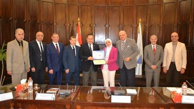 رئيس جامعة الإسكندرية يكرم فريق أليكس إيجلز بهندسة الإسكندرية