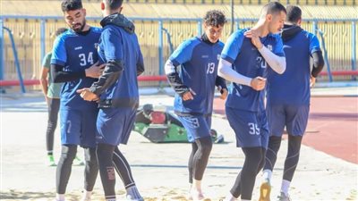 تدريبات شاقة لحراس مرمي الإسماعيلي على الرمال