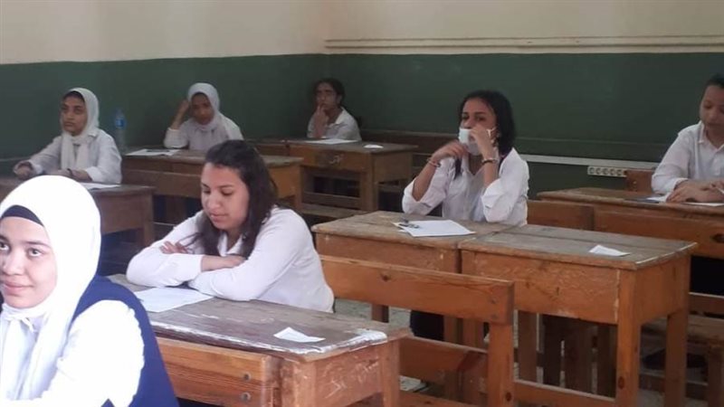 الطلاب يؤدون الامتحان