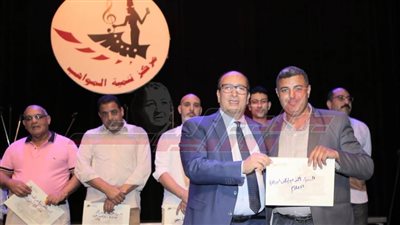 رئيس دار الأوبرا المصرية يكرم عددا من العاملين المتميزين