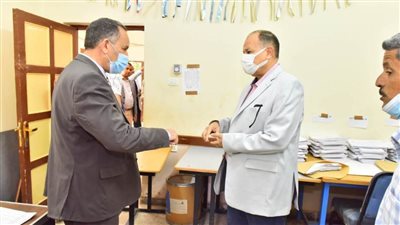 محافظ أسيوط يتفقد لجنتي مدرستي الوحدة العربية ودرية الحسيني للاطمئنان على امتحانات الشهادة الإعدادية