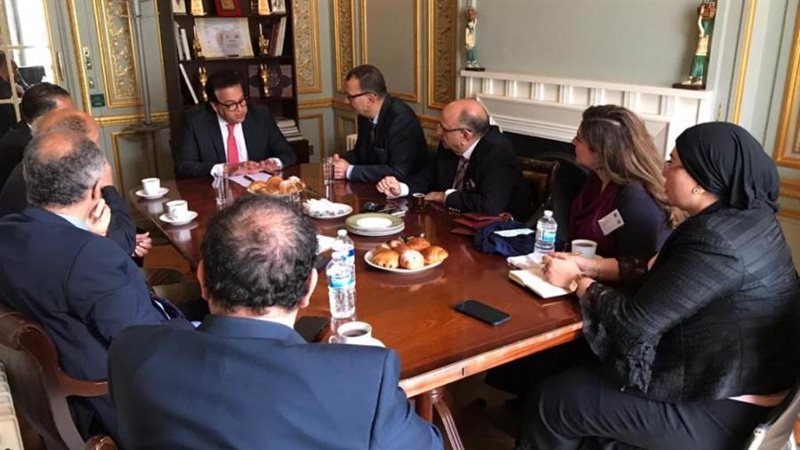 عبدالغفار في اجتماع