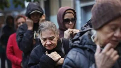 الجوع يضرب البطون الأمريكية.. الآباء والأمهات يتخلون عن الوجبات لإطعام الأطفال