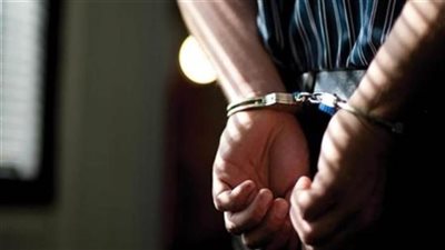 ضبط متهم يسرق الشقق بالقاهرة بعد تداول فيديو يتسلق فيه منور عقار