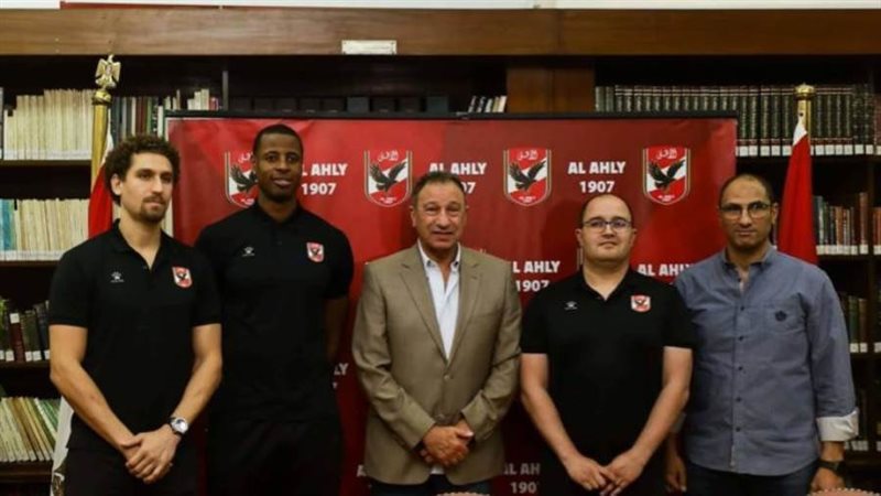 الخطيب يكرم المدير