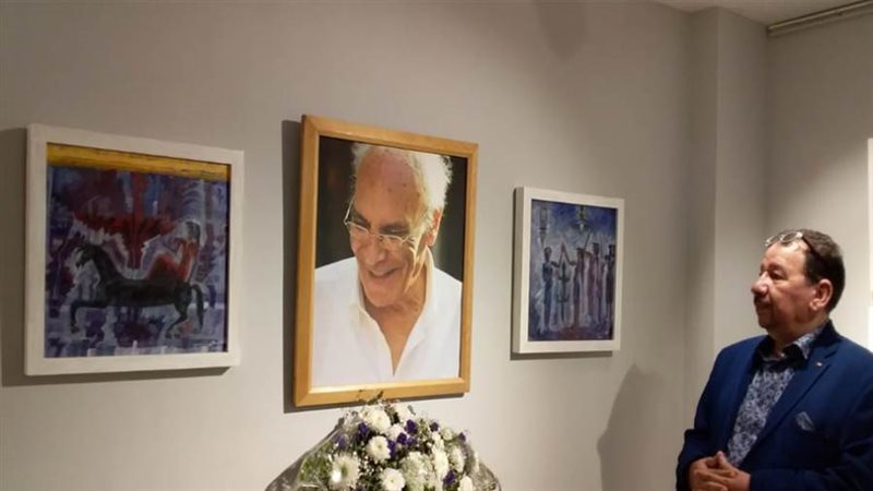 ركن خاص لأعمال التشكيلي