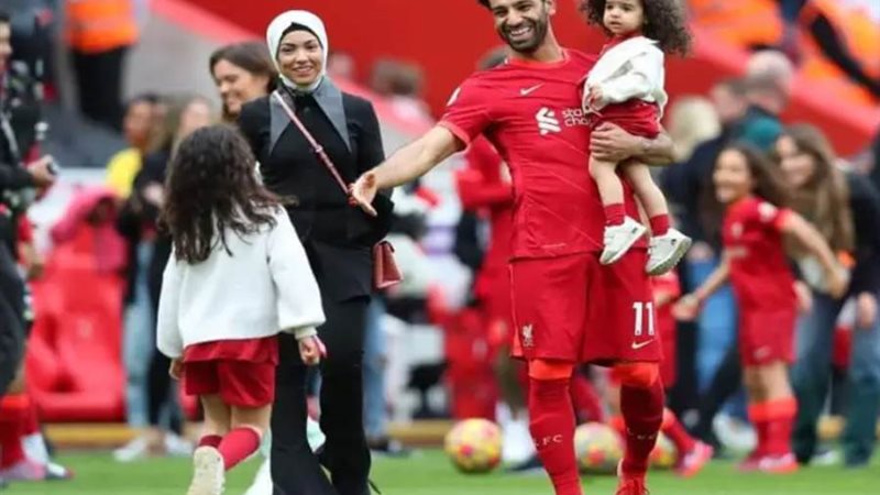 محمد صلاح يحتفل مع