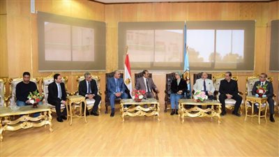 رئيس جامعة سوهاج يعقد اجتماعاً مع فريق عمل التأهيل الوظيفي وممثلي الأسر الطلابية