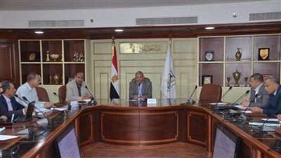 سكرتير عام بني سويف يعقد اجتماعًا بلجنة  الأسواق والمعارض