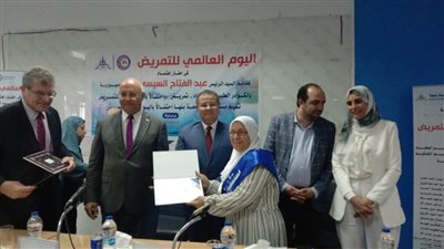 رئيس جامعة بنها يكرم المتميزين في اليوم العالمى للتمريض 