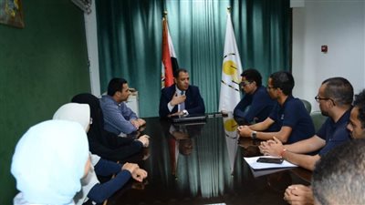 نائب رئيس جامعة أسيوط يستقبل فريقًا طلابيًا من كلية الهندسة  