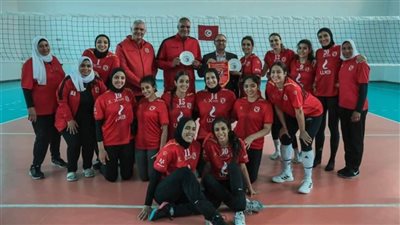 سيدات طائرة الأهلي يتبادلون الدروع مع مدير مركز قليبية