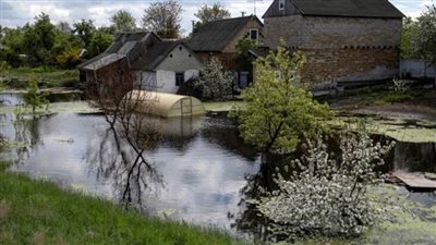 قرية أوكرانية غارقة في المياه بعد شهور من تدمير سد لوقف التقدم الروسي