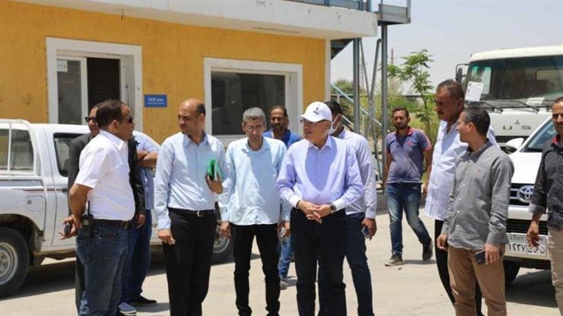 محافظ المنيا بمصنع