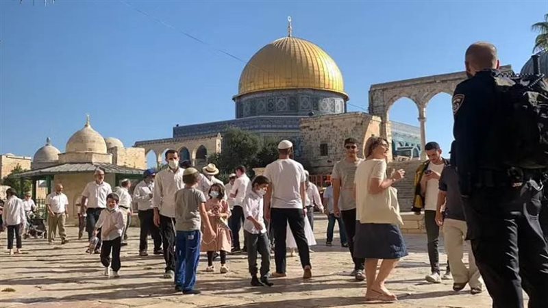 اليهود يقتحمون المسجد