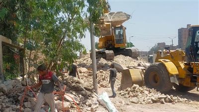 القاهرة تزيل تراكمات قديمة بالأوتوستراد