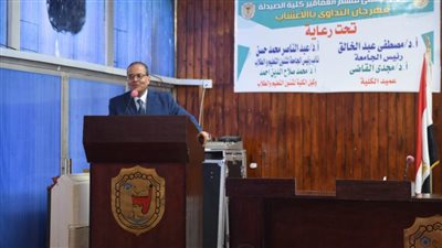 رئيس جامعة سوهاج يشهد اليوم العلمي لقسم العقاقير بصيدلة سوهاج