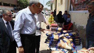 محافظ المنيا يتفقد منفذ بيع السلع الغذائية بأسعار مخفضة بمركز أبوقرقاص