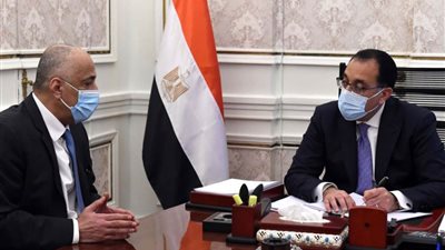 رئيس الوزراء يلتقي محافظ البنك المركزي للتنسيق بشأن توفير التمويل اللازم لشراء السلع الاستراتيجية