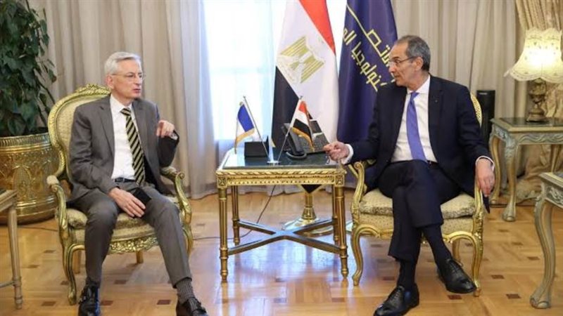 وزير الاتصالات يبحث