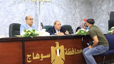 محافظ سوهاج ونائبه والسكرتير المساعد يلتقون 90 مواطنا لبحث مطالبهم وحل شكواهم