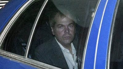 محكمة أمريكية تقضي بالإفراج عن المتهم بمحاولة اغتيال ريجان