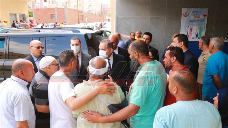 المحافظ وأصحاب المنزل