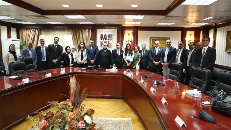 نيفين جامع: جهاز