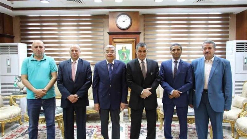 محافظ المنيا مع وفد