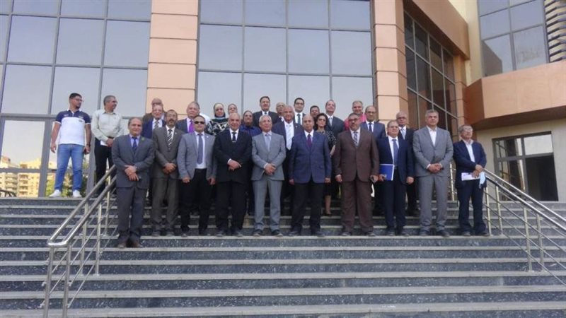 مبني ثلاثي الأجنحة