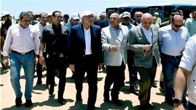 رئيس الوزراء يتفقد محطات شحن الأتوبيسات بالكهرباء بشرم الشيخ