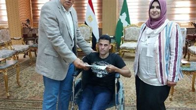 محافظ الشرقية يُسلم وحدة سكنية لمواطن من ذوي الهمم بمنيا القمح 