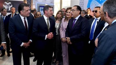 رئيس الوزراء يتفقد 