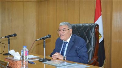 محافظ المنيا يتابع تسليم الأراضي للجهات المنفذة لمشروعات 