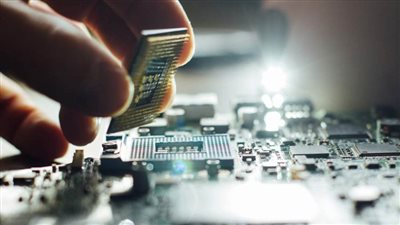 الحكومة الروسية تفرض قيودا على تصدير مكونات لإنتاج الرقائق الإلكترونية وأشباه الموصلات