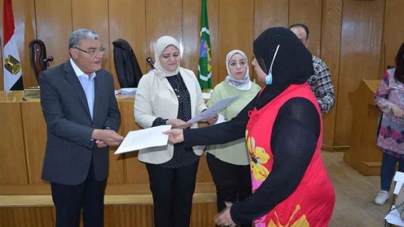 محافظ المنيا يسلم