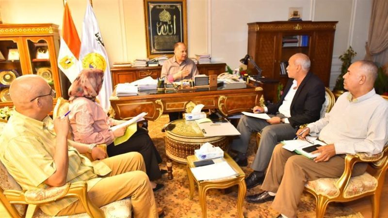 محافظ أسيوط يناقش