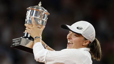 البولندية إيجا شفيونتيك تحقق لقبها الثاني بدورة رولان جاروس المفتوحة