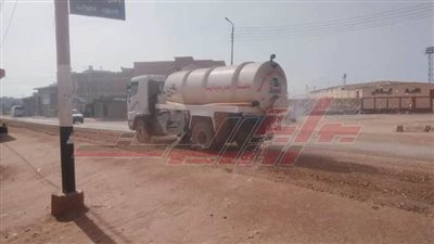 تكثيف أعمال النظافة وتمهيد الطرق ورش الشوارع بكفر الشيخ